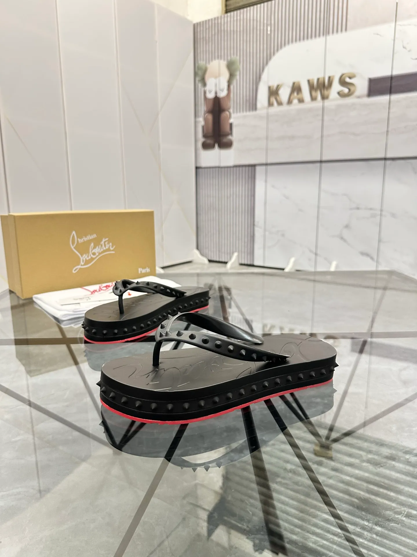 Men's shoes: 💰P320¥ Product trademark: CL red-soled shoes* "CL*" flip-flops Regular size: 38-44 (men's 45.46 can be customized) Product materials: imported cowhide upper, professional 5D craftsmanship, high-end rivets, sheepskin lining, original outsole. Number: 789
